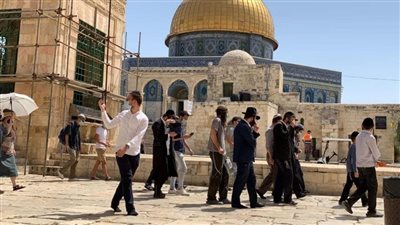 مستوطنون يضرمون الناء في أحد المنازل بقرية أبو فلاح شمال شرق رام الله
