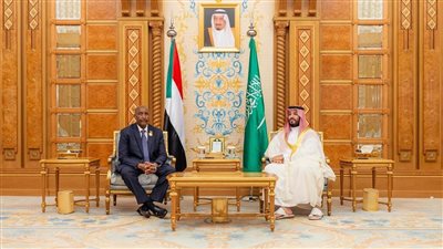 بن سلمان يستعرض مع رئيس مجلس السيادة السوداني أوجه التعاون بين البلدين
