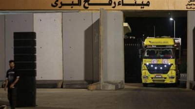 دخول أول شاحنة وقود من معبر رفح إلى قطاع غزة  لدعم الفلسطينيين