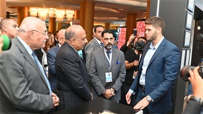 وزير قطاع الأعمال يتفقد معرض 