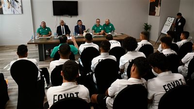 وزير الرياضة يزور لاعبي المنتخب الاولمبي لكرة القدم بمقر اقامتهم 