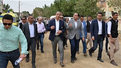 رئيس الوزراء يواصل مترجلا متابعة مشروعات المبادرة الرئاسية 