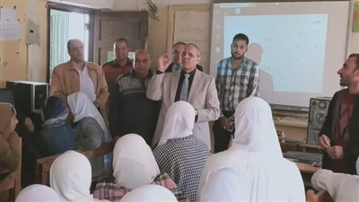 محمد عبد الله وكيل تعليم كفر الشيخ يتفقد المدارس ويتابع الطلاب داخل الاقسام ويدير حوار معهم 