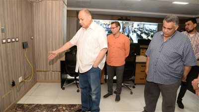 محافظ أسيوط يتابع تجهيزات مقر مركز السيطرة الموحد للشبكة الوطنية للطوارئ