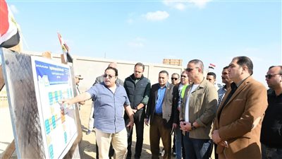 محافظ الفيوم يتفقد مشروعات الصرف الصحي بقريتى أبو ديهوم والحجر باطسا