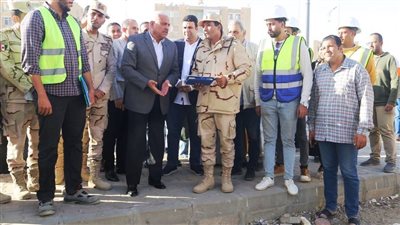محافظ السويس يتفقد بدء اعمال التطوير بمدينة الايمان بحي الاربعين 