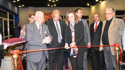 وزيرة الثقافة تفتتح معرض 
