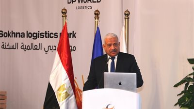 محافظ السويس وجمال الدين والمدير الإقليمي لمواني دبي يشهدون وضع حجر أساس منطقة موانئ دبي اللوجستية بالسويس