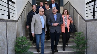  مدبولي يسلم عددا من العقود لمستحقي وحدات محدودي الدخل  