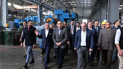 رئيس الوزراء يتفقد مصنع شركة 