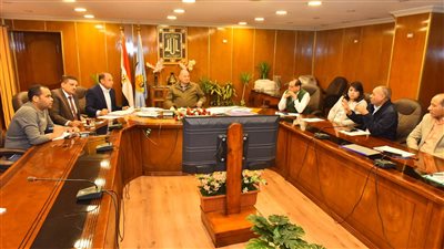 محافظ أسيوط يؤكد تكثيف الحملات على الأسواق لمنع المغالاة في الأسعار 