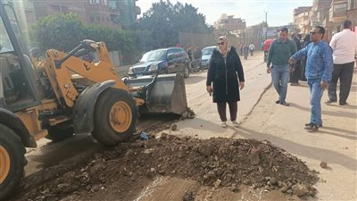 رئيس مدينة السنطه تتابع رفع الاشغالات وأعمال الدهانات والتجميل بمحيط اللجان الانتخابية