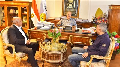 محافظ أسيوط يؤكد دعمه الكامل لنهوأعمال مشروعات الطرق والكبارى 