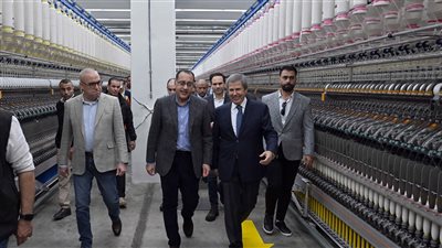 رئيس الوزراء يتفقد مصنع 
