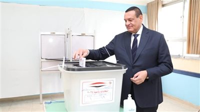 وزير التنمية المحلية يدلي بصوته في الانتخابات الرئاسية بلجنة نبوية موسي