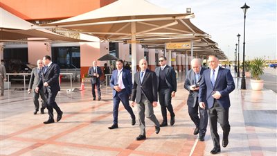 وزير الطيران المدني يدلي بصوته في الانتخابات الرئاسية في مطار القاهرة الدولي 