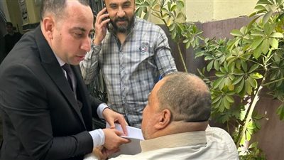  قاضي يخرج من اللجنة لمساعدة مواطن من ذوى الهمم فى الإدلاء بصوته بالغربية