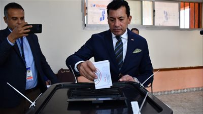 وزير الشباب والرياضه يدلي بصوته في الانتخابات الرئاسية  