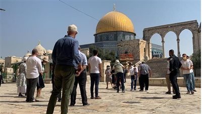 مئات المستوطنين يقتحمون باحات الأقصى واعتقال ما لا يقل عن 12 مواطنا بالضفة الغربية