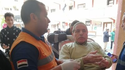 إسعاف الغربية تنقل عجوز من منزله لإحدى اللجان الانتخابية للإدلاء بصوته