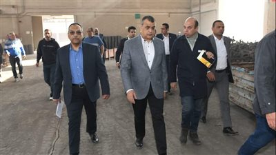 وزير الإنتاج الحربي يتفقد سير العمل بشركتي حلوان للمسبوكات والصناعات الهندسية