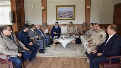 محافظ بورسعيد يستقبل لجنة من الرقابة الإدارية والهيئة الهندسية والكلية الفنية.