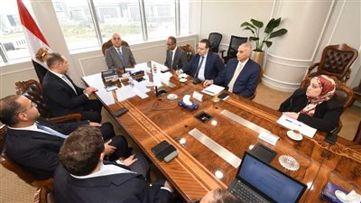 وزير الإسكان يلتقى مسئولى المبادرة الوطنية 