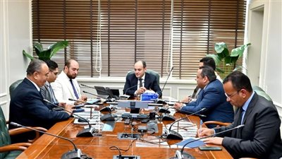 وزير التجارة يلتقي مسؤولي مصنع 