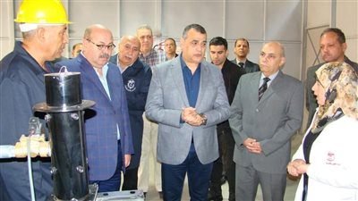 وزير الإنتاج الحربي يقوم بجولة تفقدية مفاجئة لشركتي حلوان للآلات و محركات الديزل 