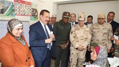 محافظ المنوفية ومساعد رئيس أركان حرب القوات المسلحة يتفقدان فصول محو الأمية بمركز شباب كفر السوالمية