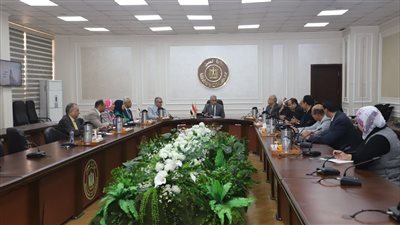 وزير العمل  يتابع الإجراءات بشأن إطلاق منصة إلكترونية للعمالة غير المنتظمة 