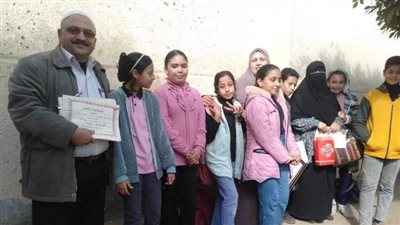 تلاميذ مدرسة الشهيد محمد فوزى بكفرالشيخ تكرم المعلمين