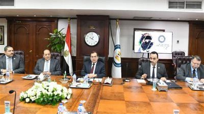 وزير البترول يستعرض الموقف التنفيذ للتوسع فى تحويل السيارات للعمل بالغاز الطبيعى