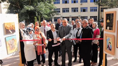 رئيس جامعة كفر الشيخ يفتتح معرض الفنون التشكيلية للطلاب من مختلف كليات الجامعة