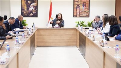وزيرة التخطيط تبدأ مناقشة أولويات الخطة الاستثمارية للعام المالي القادم