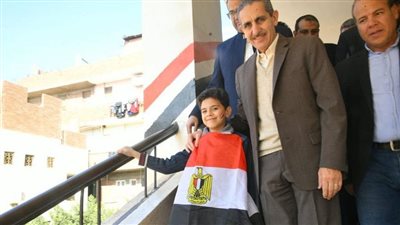 محافظ الغربية يشارك طلاب المدارس فرحتهم بفعاليات أسبوع حياة كريمة الثقافي