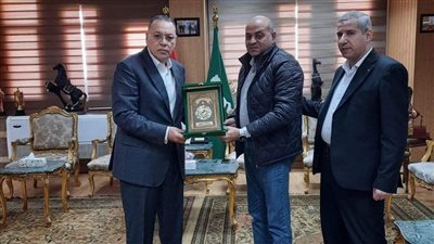 محافظ الشرقية يكرم وكيل أول وزارة التربية والتعليم 