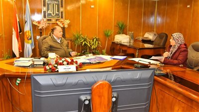 محافظ أسيوط يناقش الجهود المبذولة لتسويق المنتجات الحرفية خلال مبادرة 