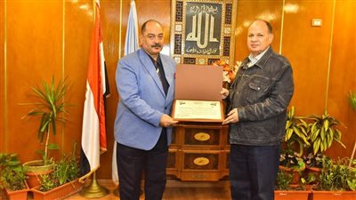 محافظ أسيوط يكرم عميد كلية التربية النوعية تقديرًا لجهوده في فعاليات وأنشطة المحافظة
