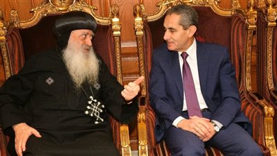 محافظ الغربية يزور المطرانية والكنيسة الإنجيلية بطنطا ويوزع هدايا الرئيس على الأطفال