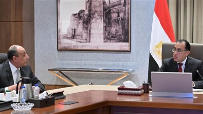 رئيس الوزراء يستعرض مع وزير الطيران إجراءات مشروع المنطقة الاستثمارية بمطار 