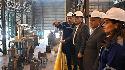 رئيس الوزراء يتفقد مجموعة شركات حديد عز بالسخنة