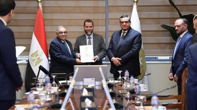 وزير التنمية المحلية يتسلم من رئيس المجلس الوطنى شهادة الأيزو العالمية لمركز سقارة