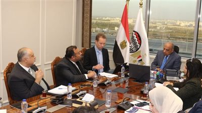 وزير قطاع الأعمال العام يبحث مع وفد البنك الدولي سبل التعاون المشترك