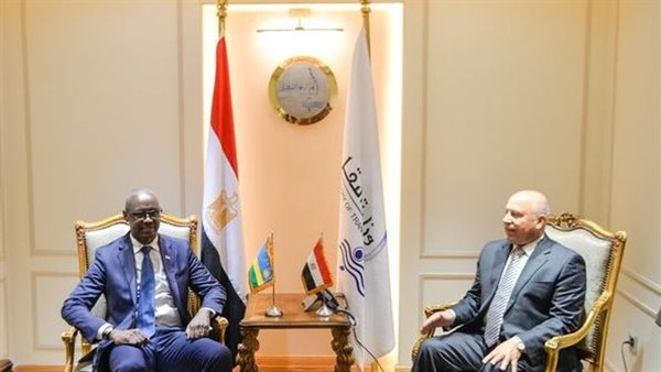 وزير النقل وسفير