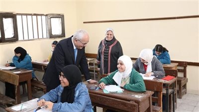 وزير التعليم يتفقد امتحانات الفصل الدراسى الأول للشهادة الإعدادية بالجيزة