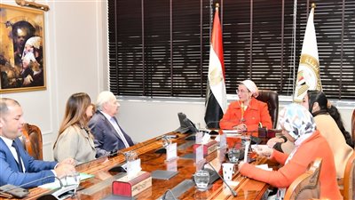 وزيرة البيئة تلتقي أحد المستثمرين فى مجال صناعة المواد الغذائية لإنشاء مصنع البسكويت
