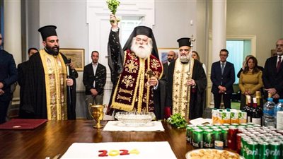 بالصور..فطيرةيونانية  للاحتفال بالعام الجديد 