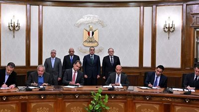 رئيس الوزراء يشهد توقيع 5 اتفاقيات إطارية للشراكة بين 