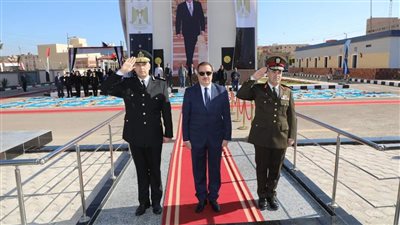 محافظ المنوفية ومدير الأمن يضعان إكليل الزهور علي النصب التذكاري لشهداء الشرطة بمعسكر قوات الأمن بقويسنا